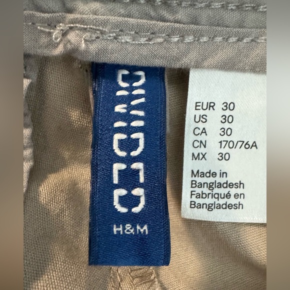 H&M MEN’S KHAKI CHINO SHORTS - Picture 3 of 9